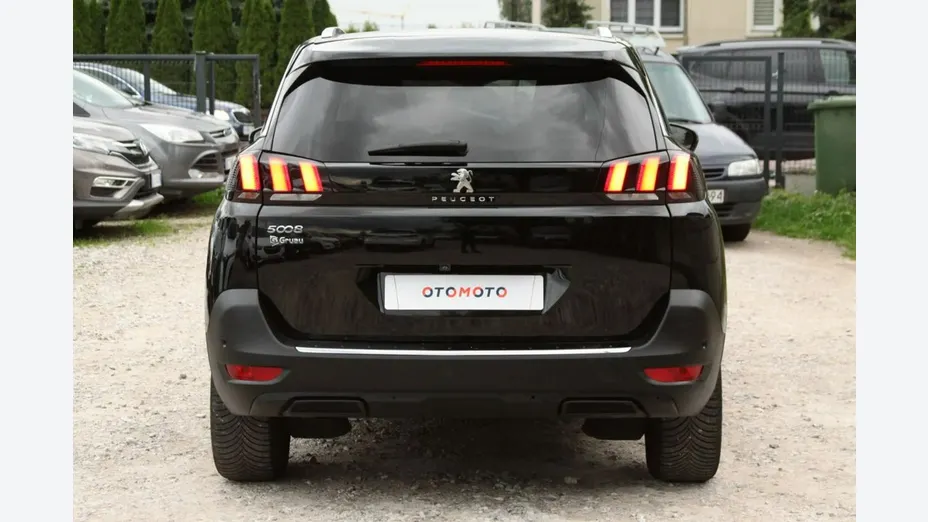PEUGEOT 5008 -