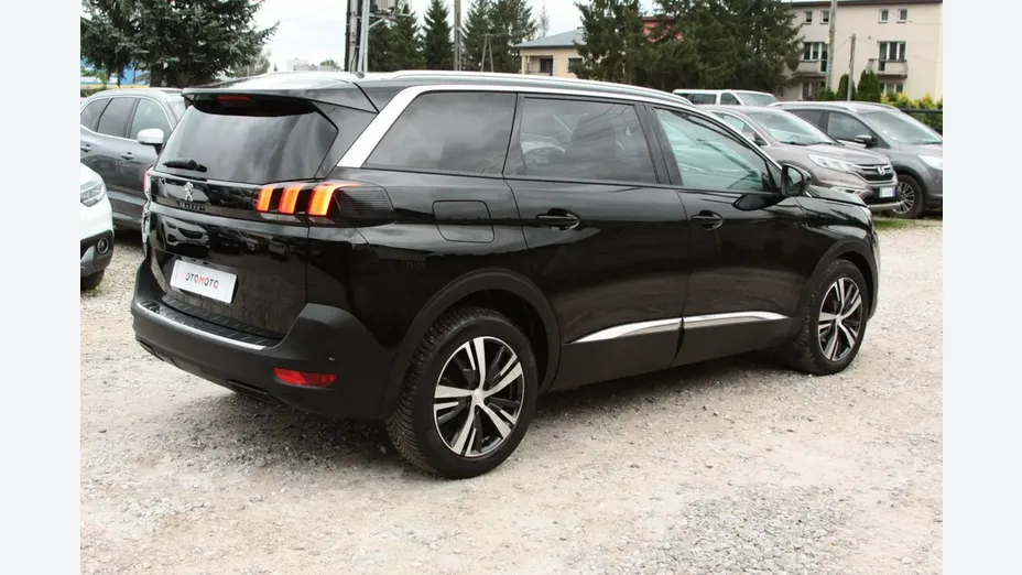 PEUGEOT 5008 -