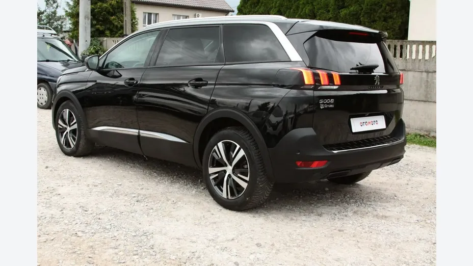 PEUGEOT 5008 -