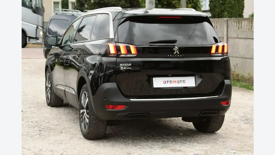 PEUGEOT 5008 -