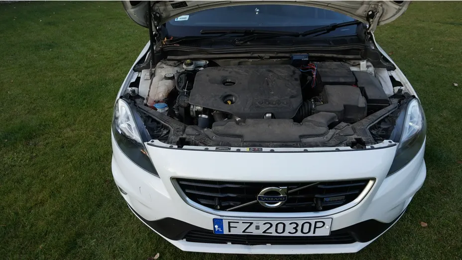 VOLVO V40 -