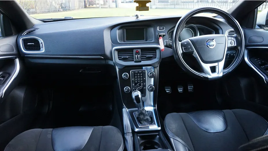 VOLVO V40 -