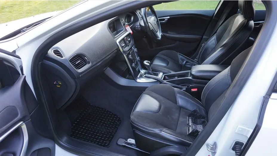 VOLVO V40 -