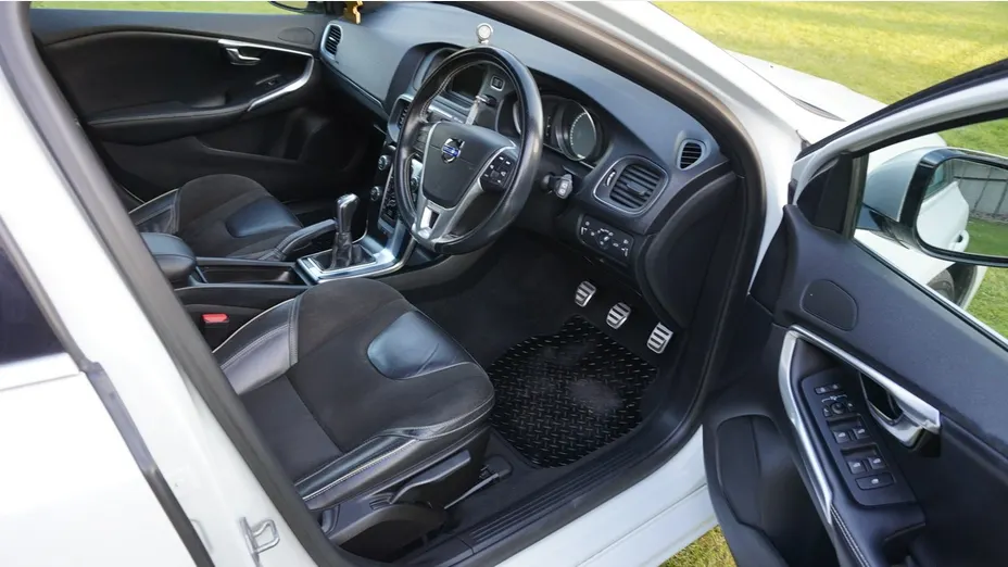 VOLVO V40 -