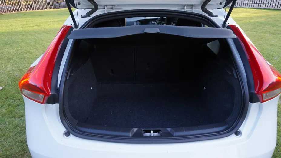 VOLVO V40 -