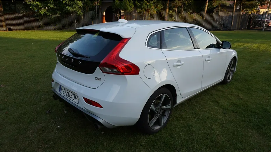 VOLVO V40 -