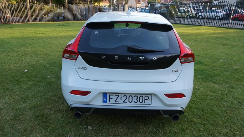 VOLVO V40 -