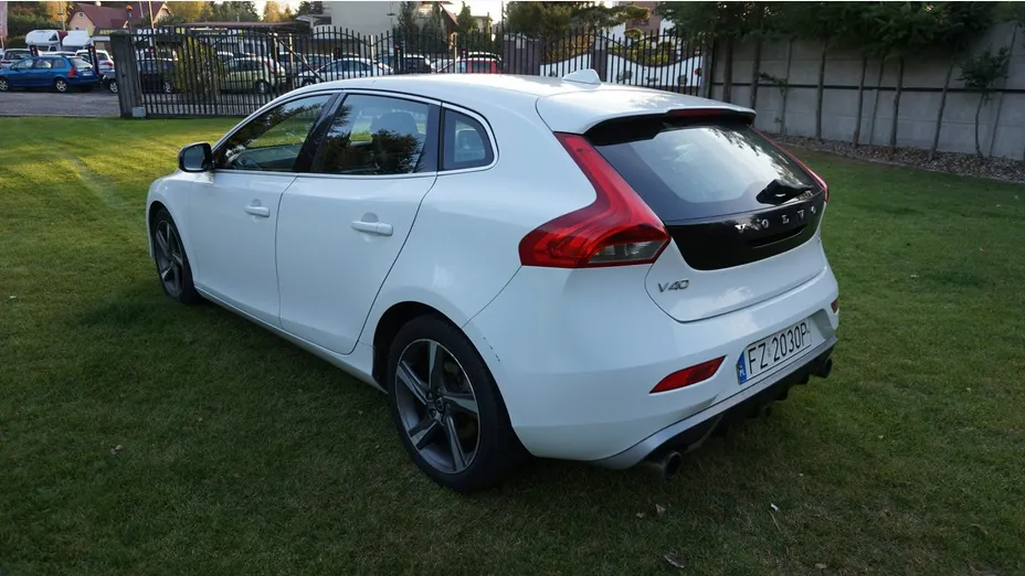 VOLVO V40 -