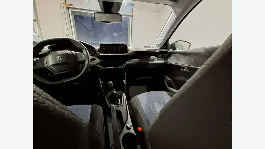 PEUGEOT 208 -