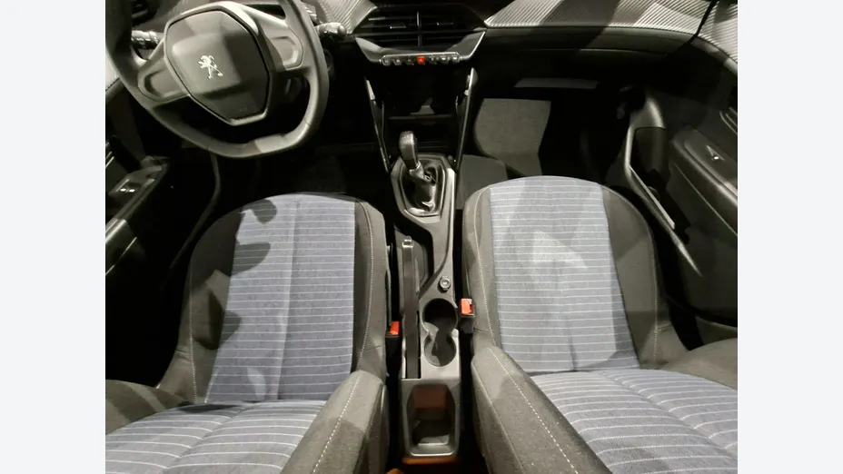 PEUGEOT 208 -