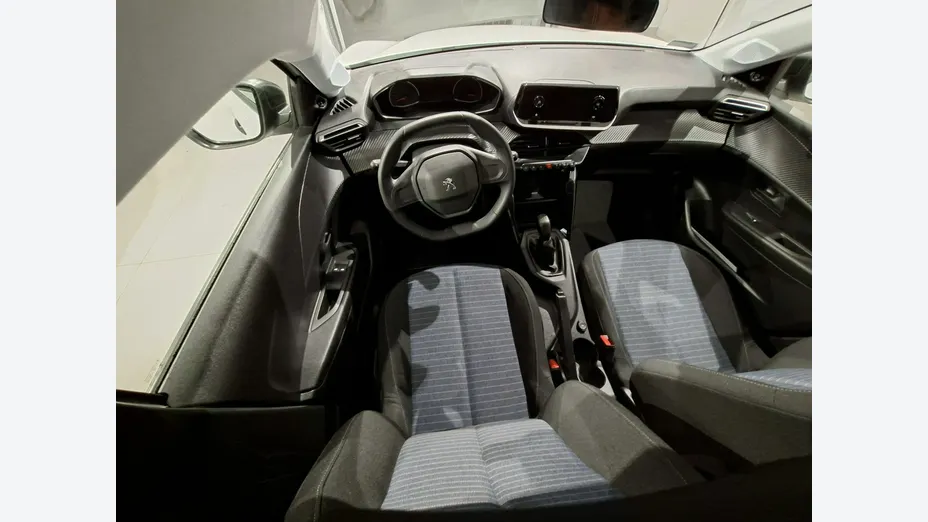 PEUGEOT 208 -