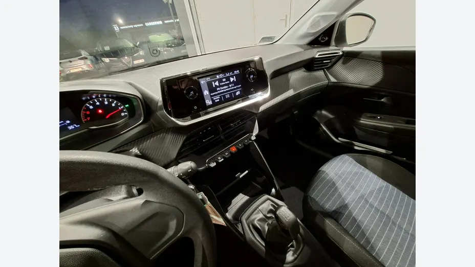 PEUGEOT 208 -