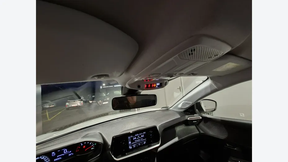PEUGEOT 208 -