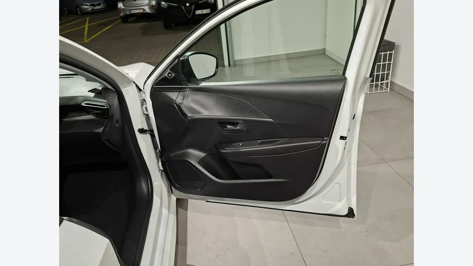 PEUGEOT 208 -