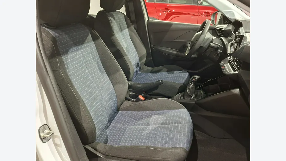 PEUGEOT 208 -