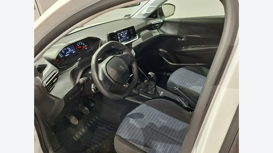 PEUGEOT 208 -