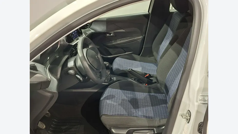 PEUGEOT 208 -