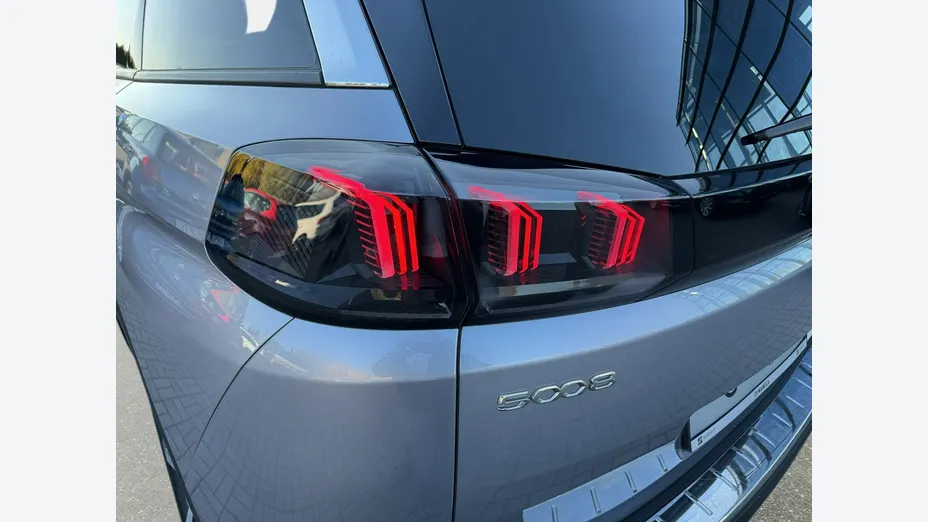 PEUGEOT 5008 -