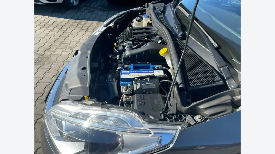 PEUGEOT 208 -