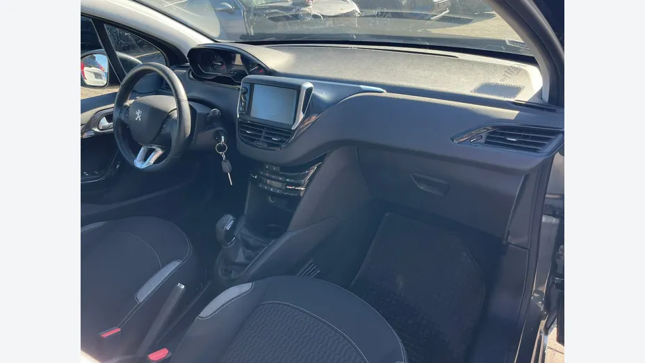 PEUGEOT 208 -