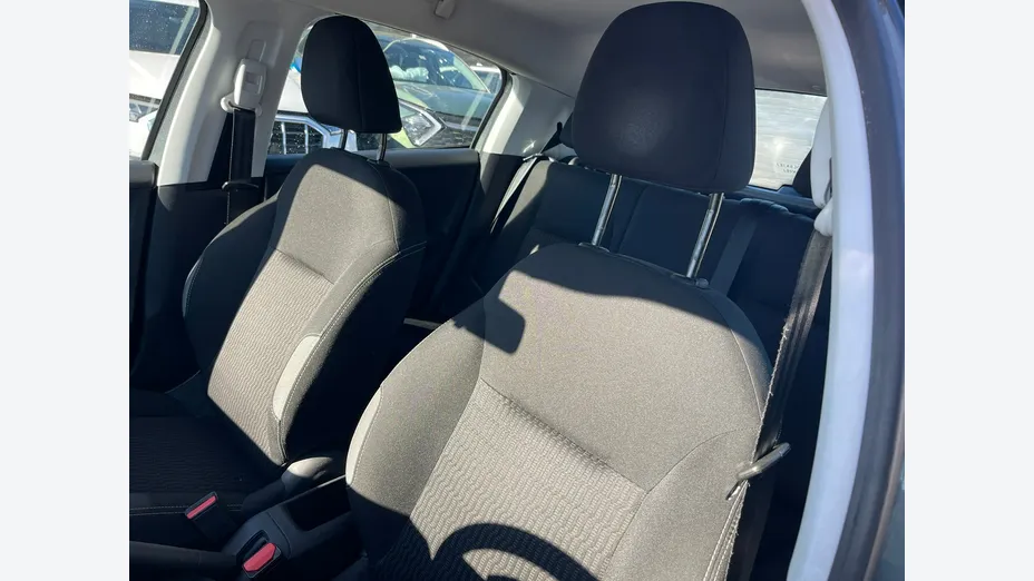 PEUGEOT 208 -