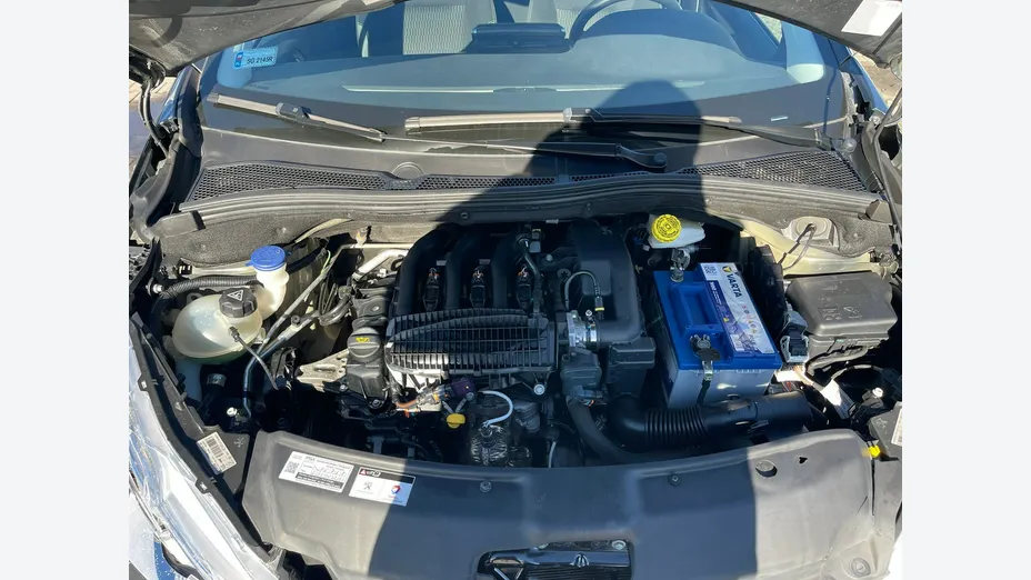 PEUGEOT 208 -