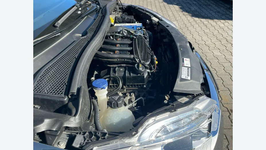 PEUGEOT 208 -
