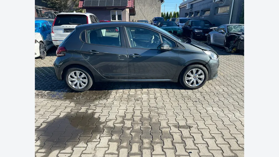 PEUGEOT 208 -