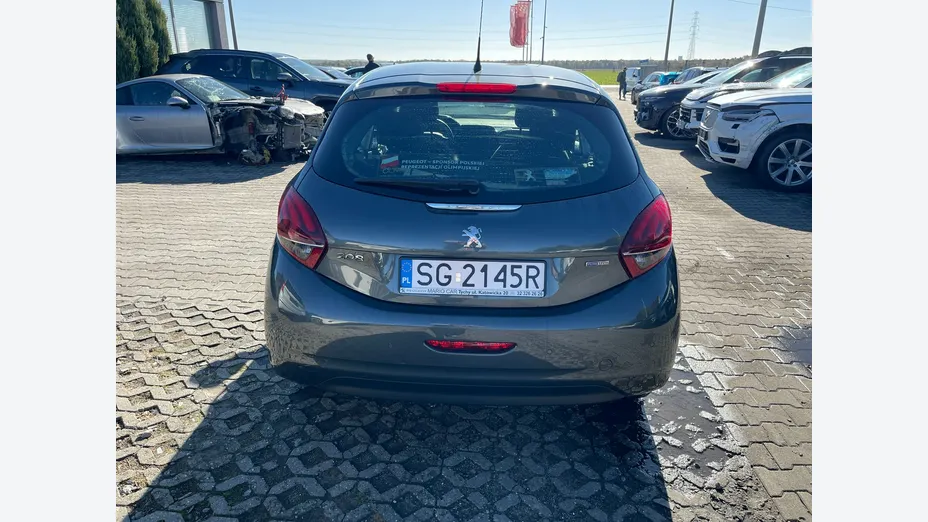 PEUGEOT 208 -