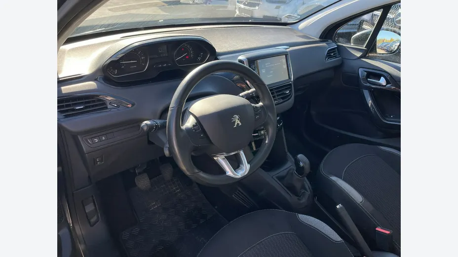 PEUGEOT 208 -