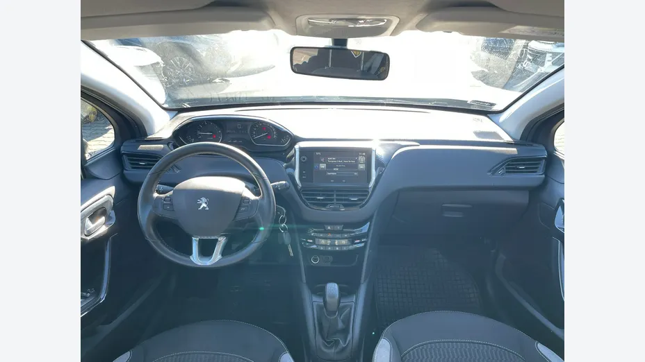 PEUGEOT 208 -
