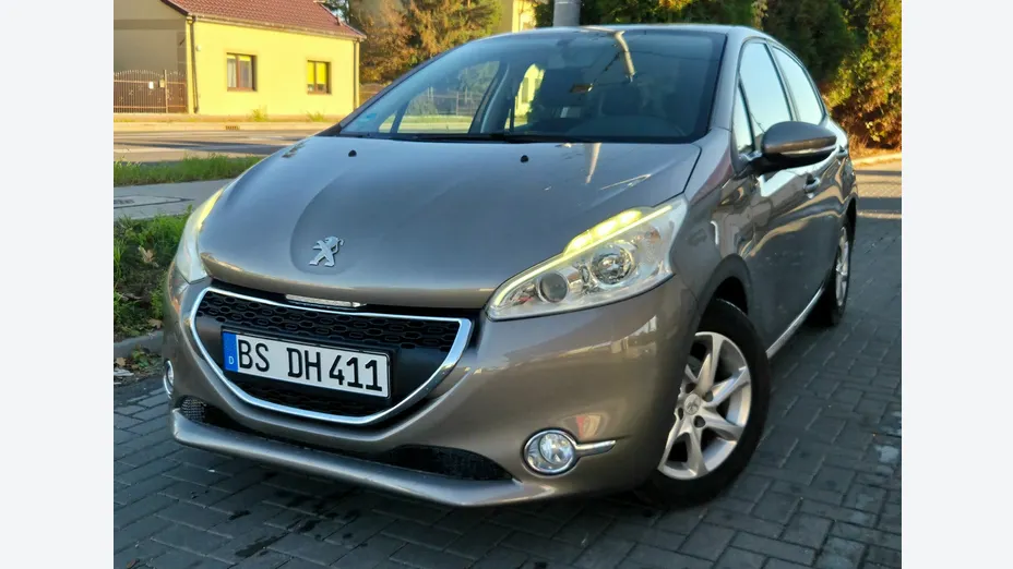 PEUGEOT 208 -