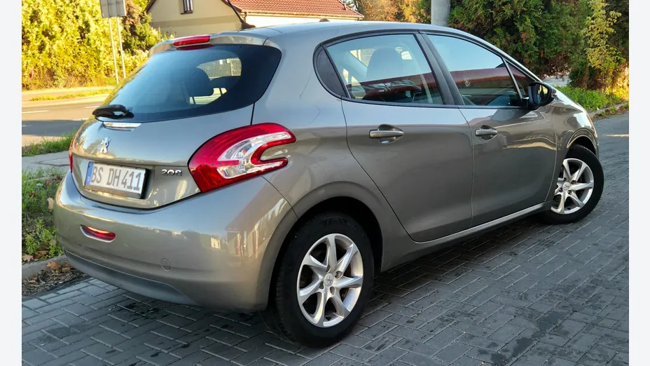 PEUGEOT 208 -