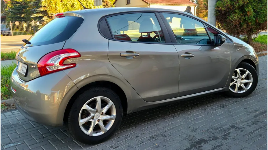 PEUGEOT 208 -