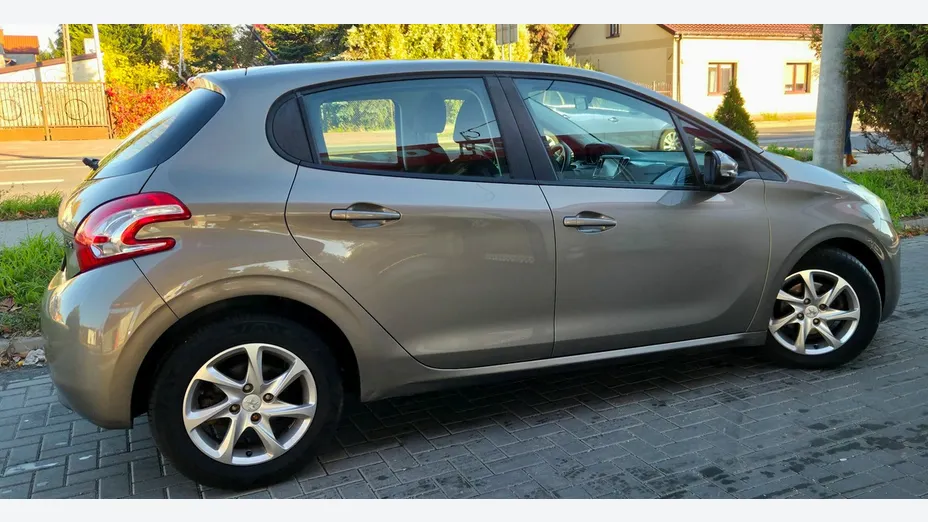PEUGEOT 208 -