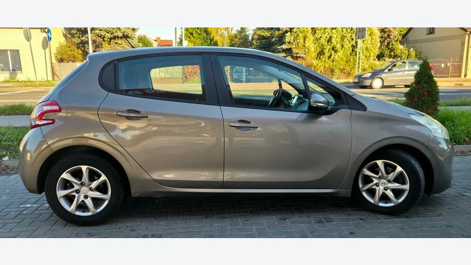 PEUGEOT 208 -