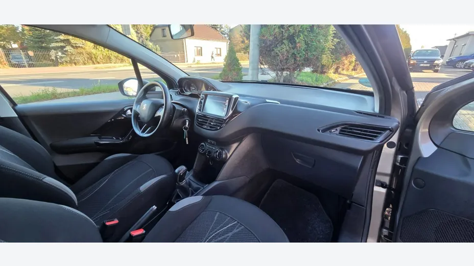 PEUGEOT 208 -