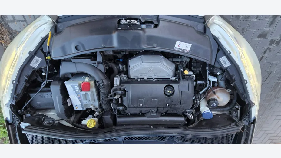 PEUGEOT 208 -