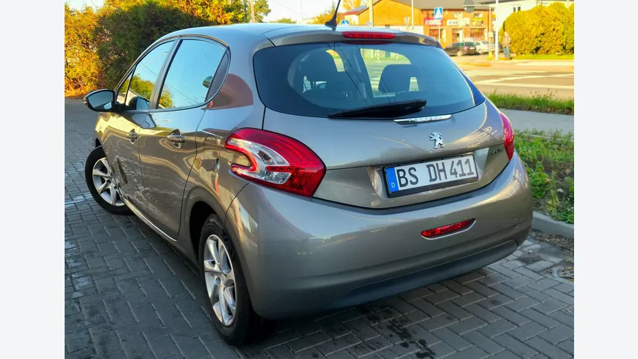 PEUGEOT 208 -