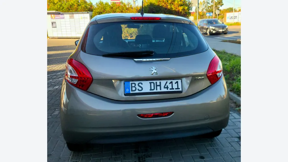 PEUGEOT 208 -