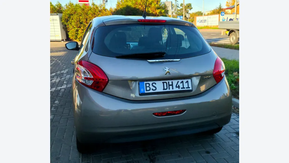 PEUGEOT 208 -