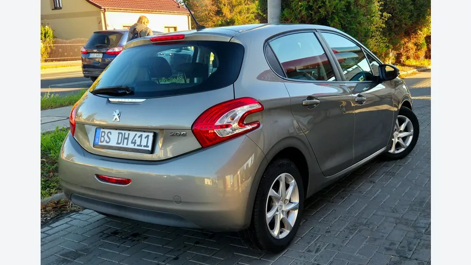 PEUGEOT 208 -