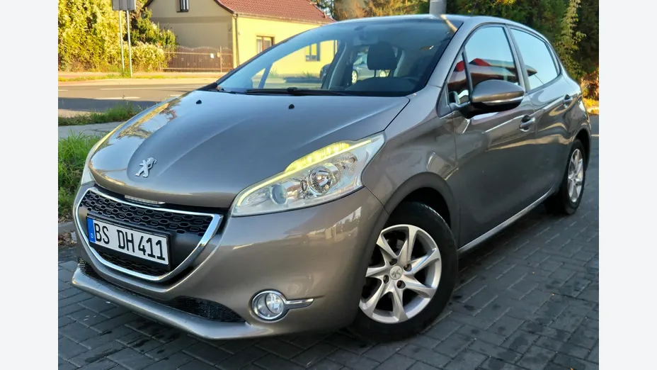 PEUGEOT 208 -