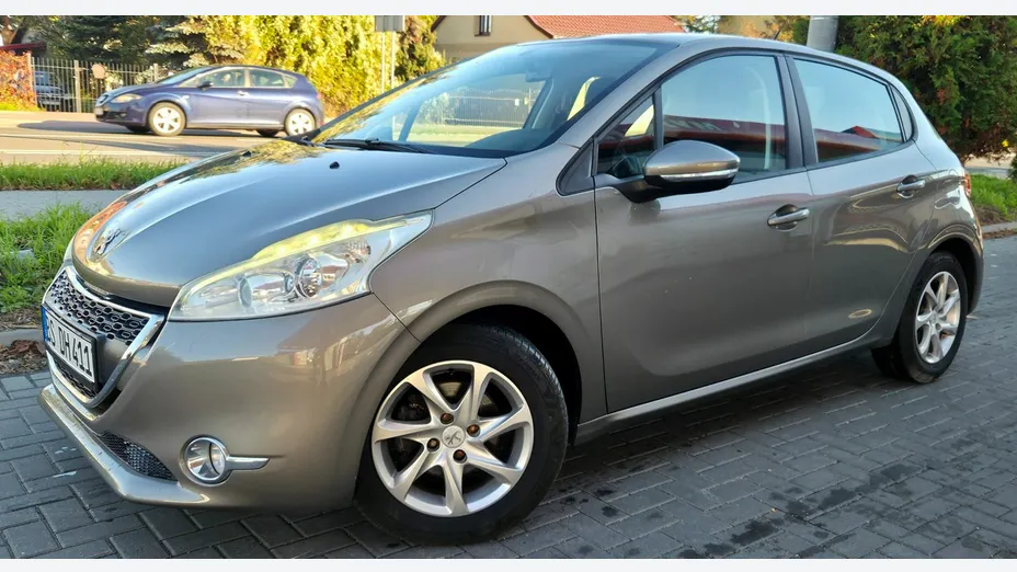 PEUGEOT 208 -