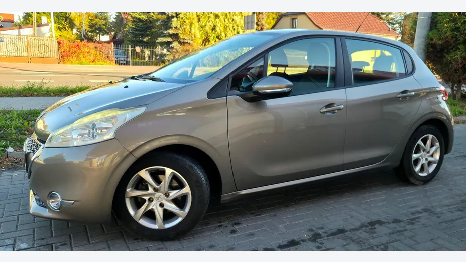 PEUGEOT 208 -