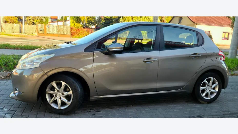 PEUGEOT 208 -