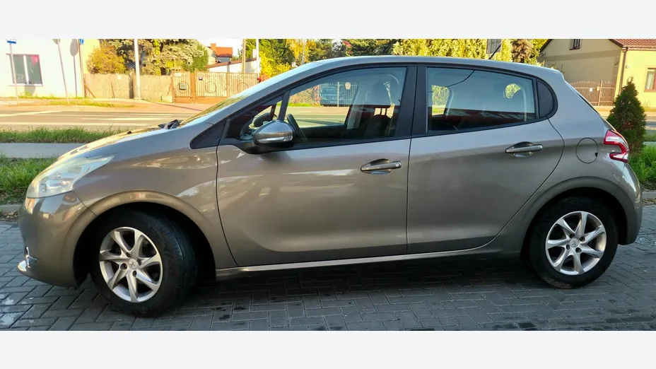 PEUGEOT 208 -