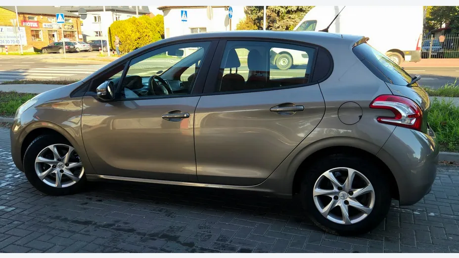 PEUGEOT 208 -
