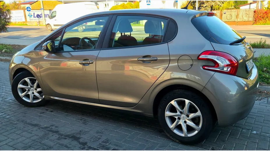 PEUGEOT 208 -