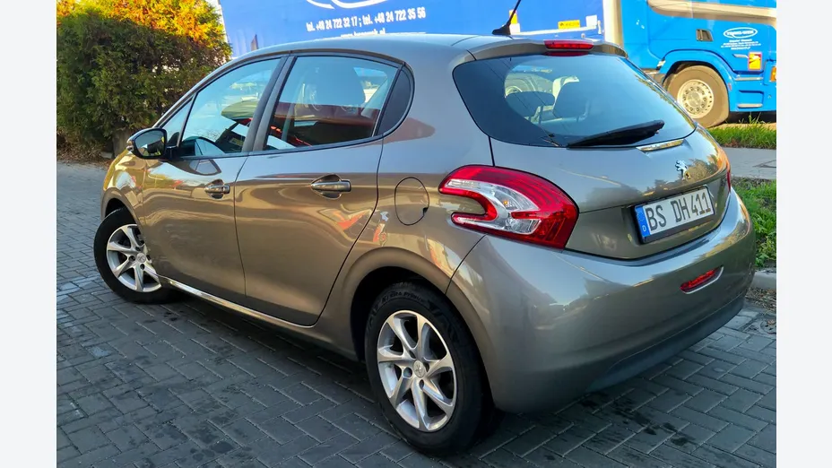 PEUGEOT 208 -